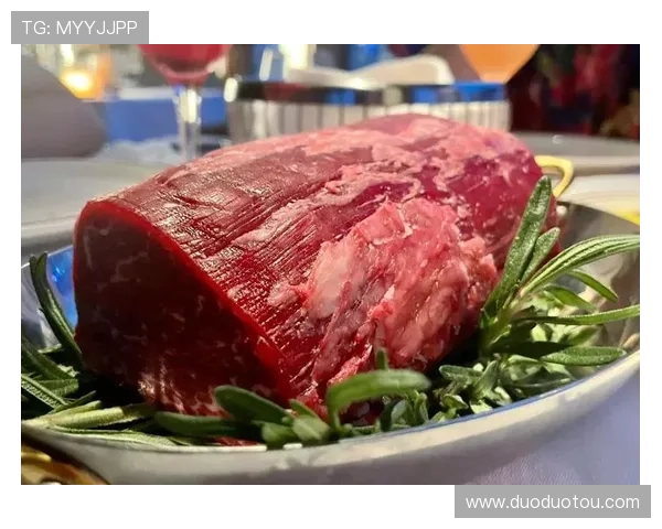 亚当斯如野兽般光脚漫步手持牛排展现原始魅力