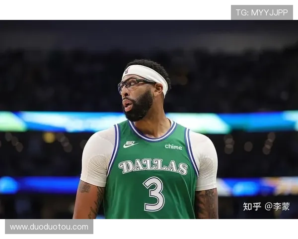 浓眉状态低迷半场表现不佳仅得8分7板并出现两次失误