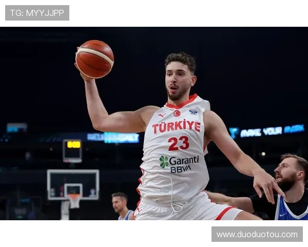 范弗里特谈对手防守策略称无人能挡申京的强大实力