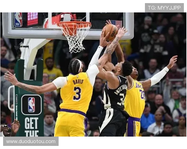 NBA赛季精彩回顾雄鹿战胜骑士快船轻松击败开拓者湖人客场力克国王